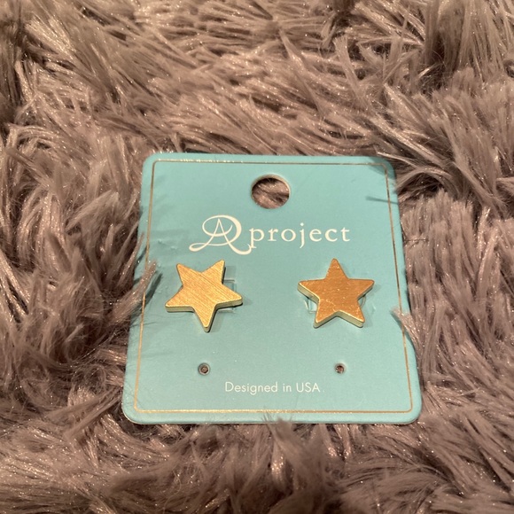 Matte gold star earrings - Picture 1 of 1